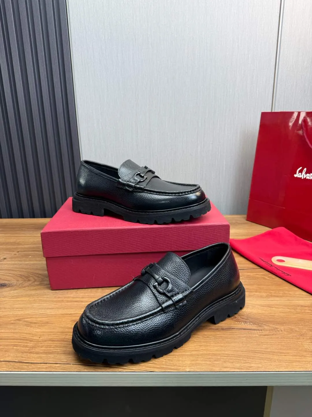 Men's shoes 💰880💰 Ferragamo. [Ferragamo] men's thick-soled loafers, the latest hot style, 1:1 original purchase quality, top quality, imported open-edge beaded cowhide leather on the upper, hand-made three-dimensional stitching highlights the round toe design, the inner foot pads are all imported cowhide, with original lightweight foam outsole, matching code 39-44, (38, 45 custom-made, non-refundable)